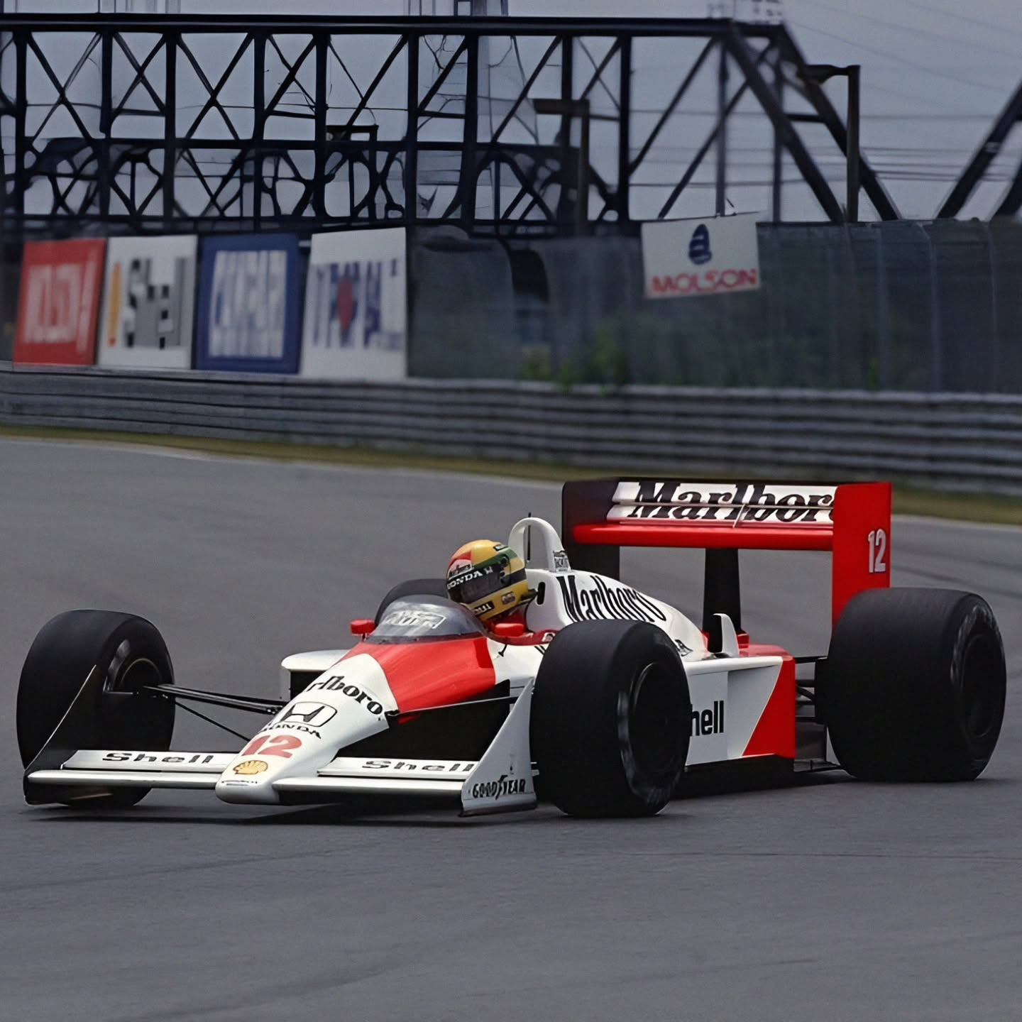 McLaren MP4/4 de 1988 com motor Honda RA168E V6 Turbo 1.5 litros — o último grande turbo campeão antes do banimento da FIA