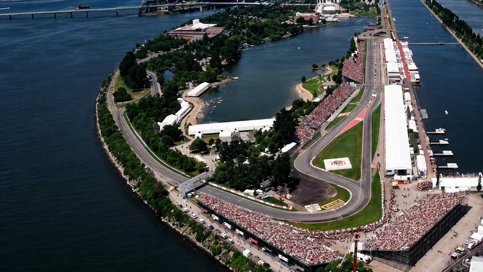 Vista aérea da Île Notre-Dame durante o Grande Prêmio do Canadá de Fórmula 1, com o circuito Gilles Villeneuve, o Rio São Lourenço e o skyline de Montréal ao fundo