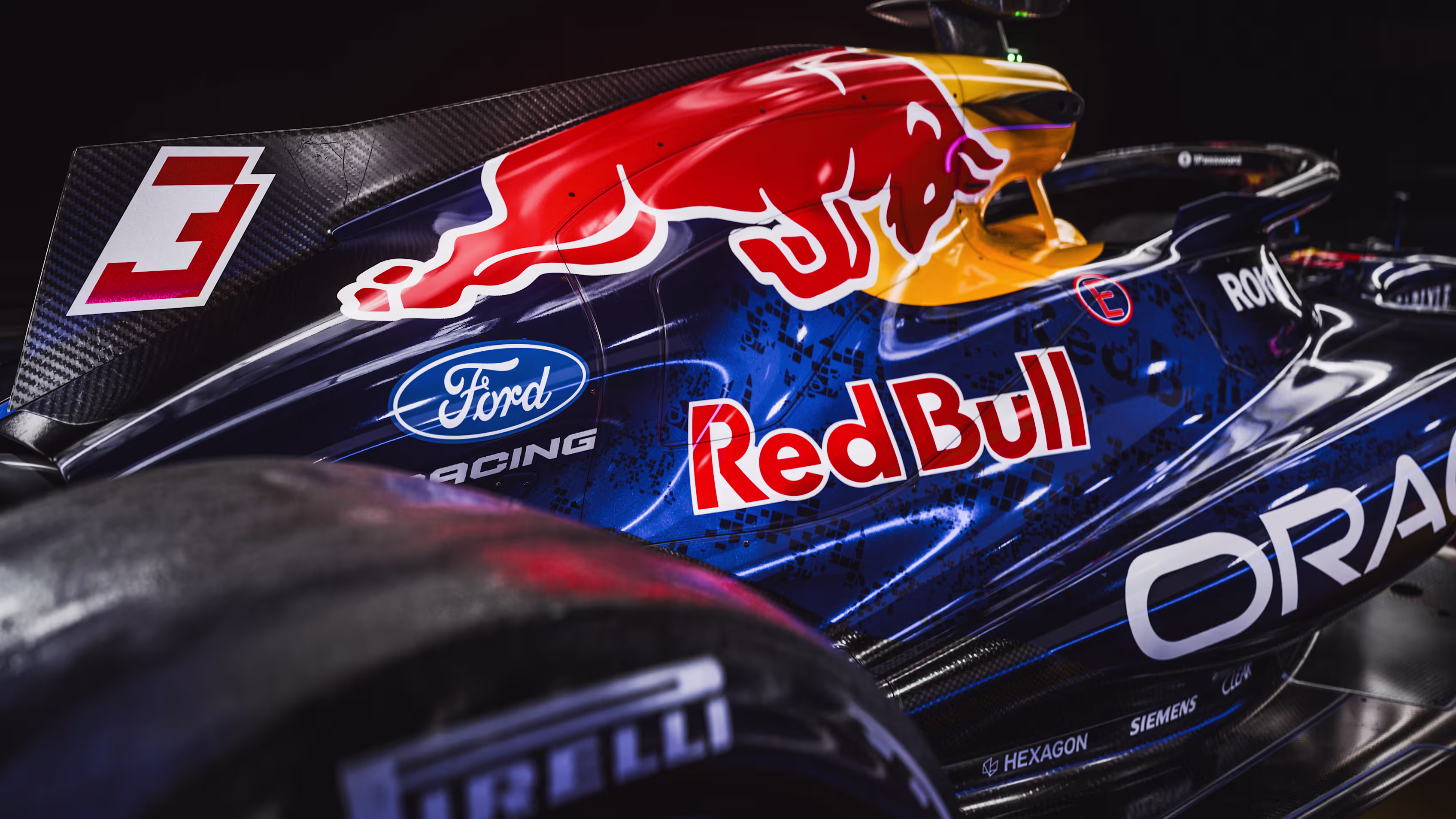 Ilustração mostrando um carro da Red Bull e um da Mercedes lado a lado na pista, com o motor Mercedes reluzindo