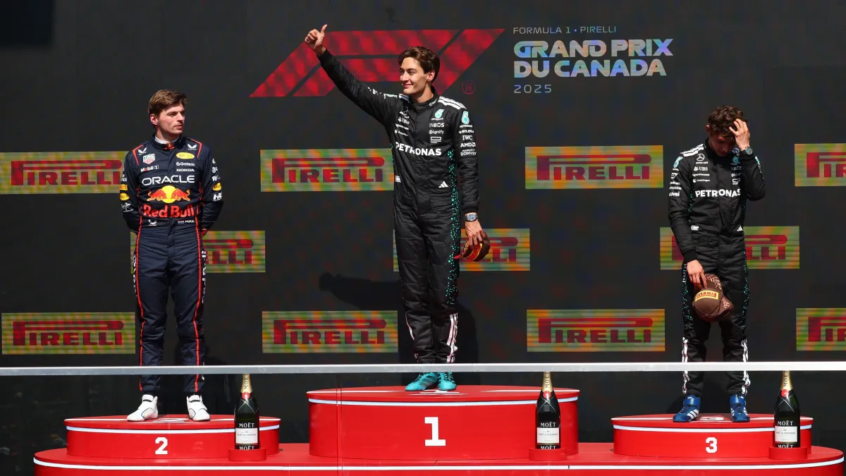 Pódio do Grande Prêmio do Canadá com pilotos celebrando e champanhe espumando sob o céu de Montréal