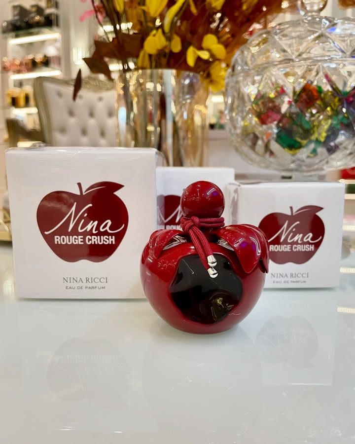 Display do perfume Nina Rouge Crush com caixas de edição especial