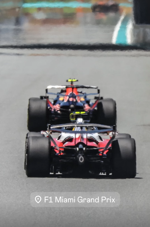 Traseira do RB22 no GP de Miami 2026 — slot gap da asa rotativa Macarena em comparação com a Ferrari SF-26
