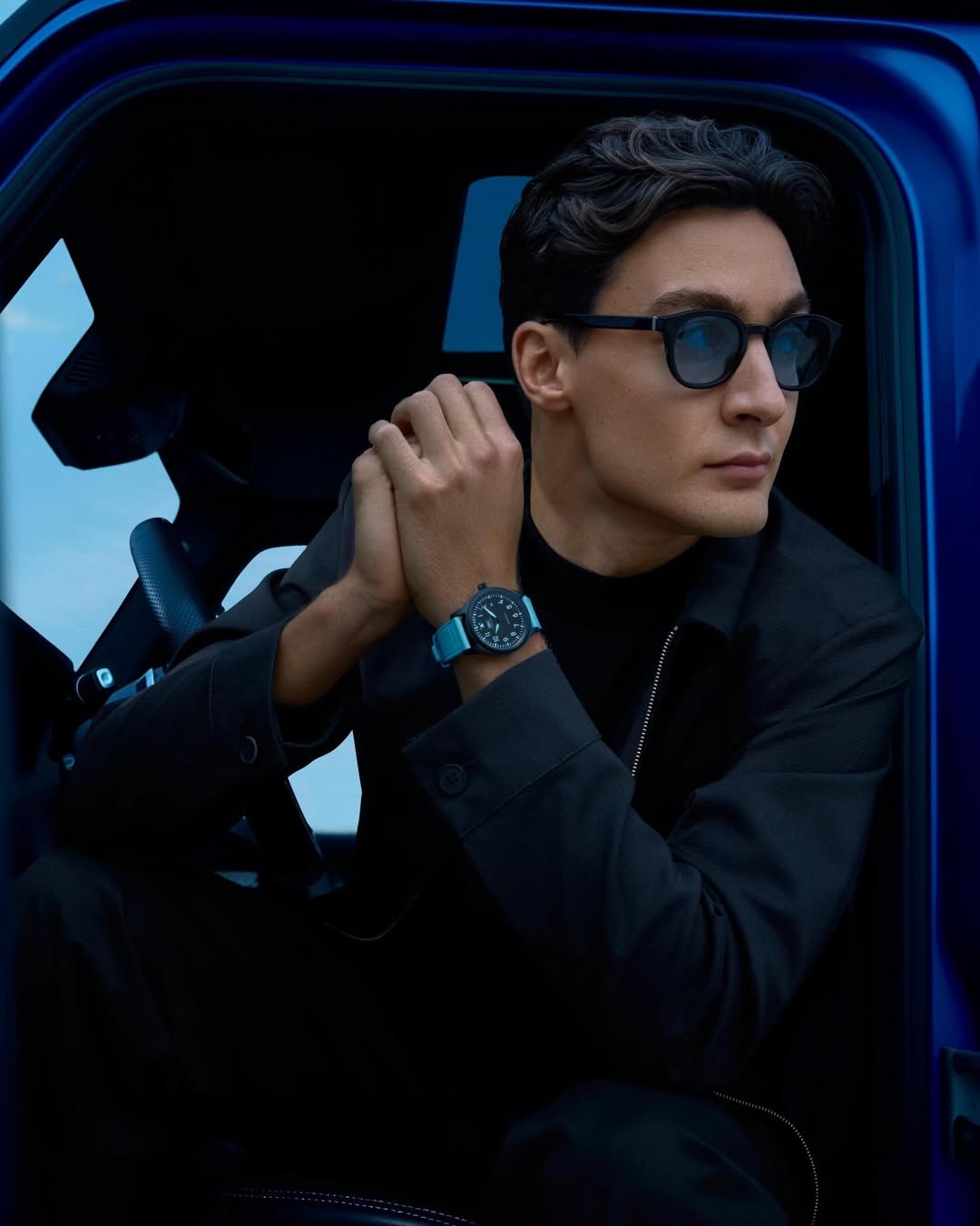 George Russell exibe o IWC Pilot's Watch Automatic 41 em cerâmica preta e pulseira azul