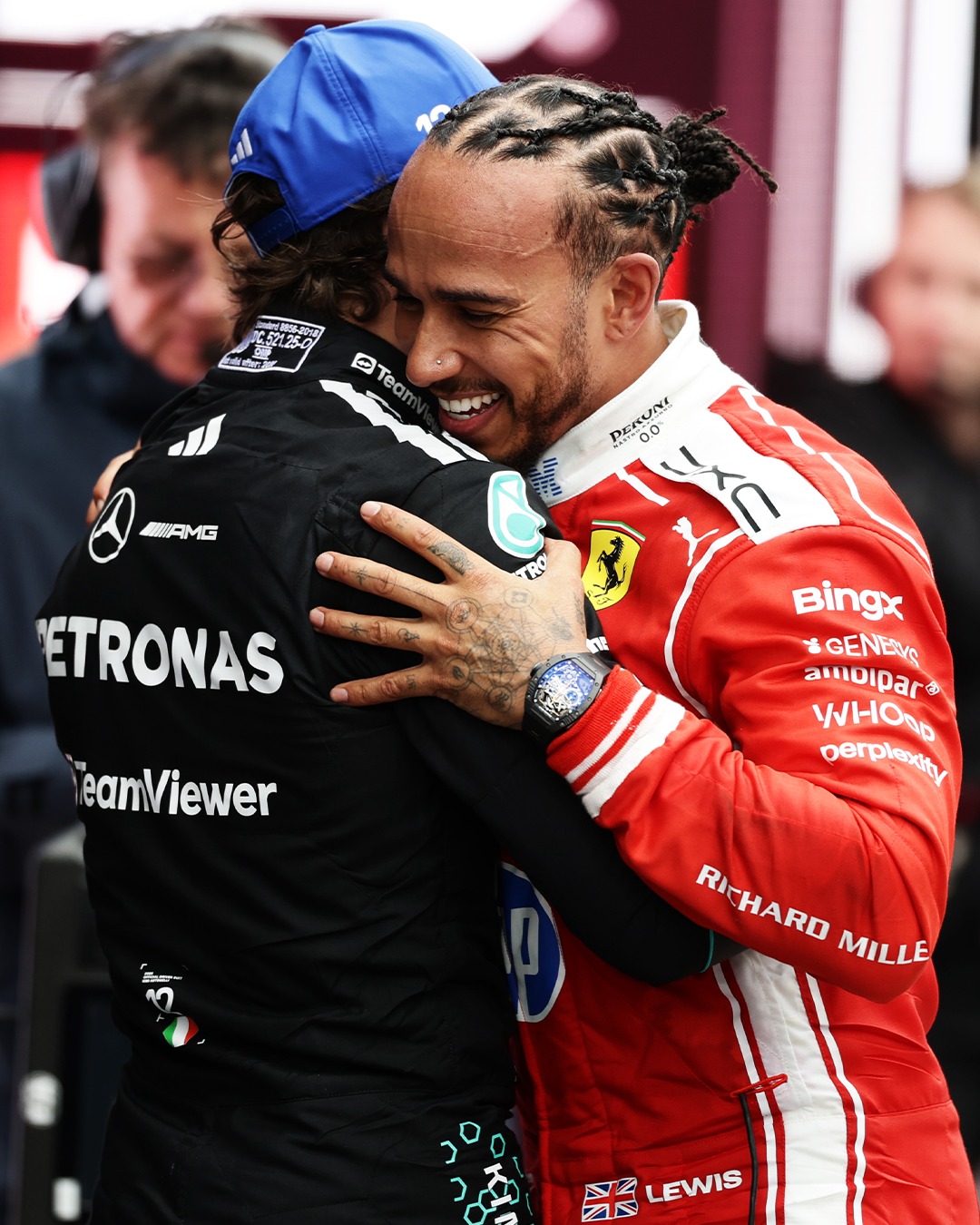 Lewis Hamilton abraça Kimi Antonelli no parque fechado do GP do Canadá 2026, exibindo o Richard Mille RM 43-01 Ferrari no pulso esquerdo