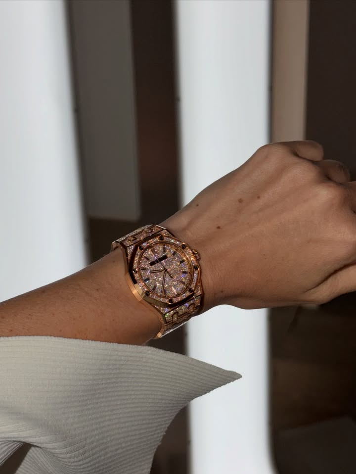 Detalhe do Royal Oak Selfwinding no pulso de Kelly Piquet