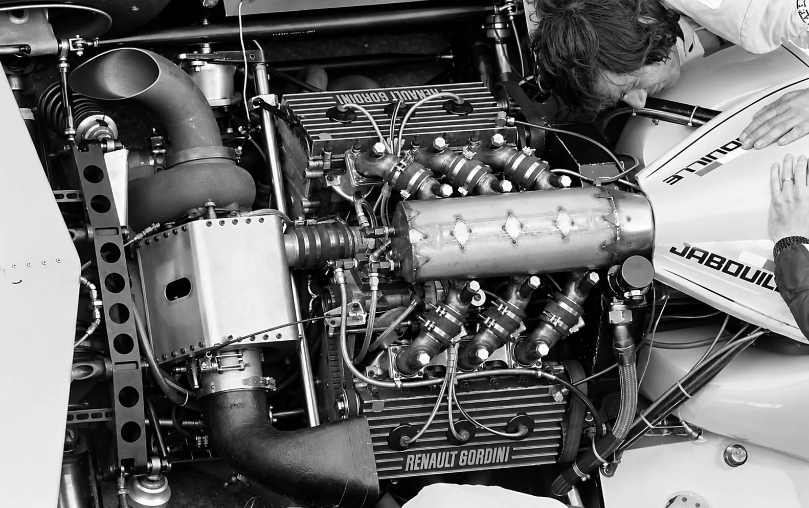 Renault RS01 com motor V6 Turbo 1.5 litro — o primeiro carro turbo a estrear na Fórmula 1, em Silverstone, 1977