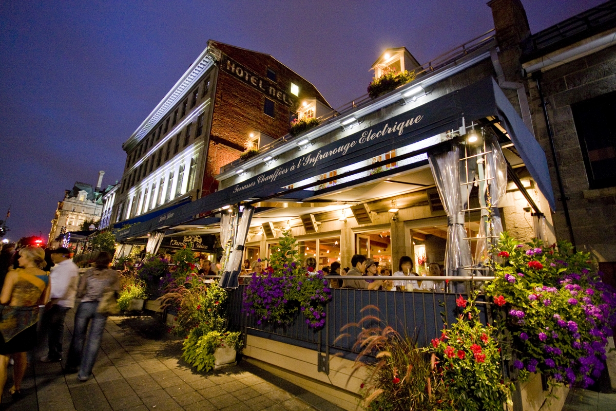Restaurante lotado no Vieux-Montréal durante o fim de semana do Grande Prêmio do Canadá, com clientes apreciando menu especial
