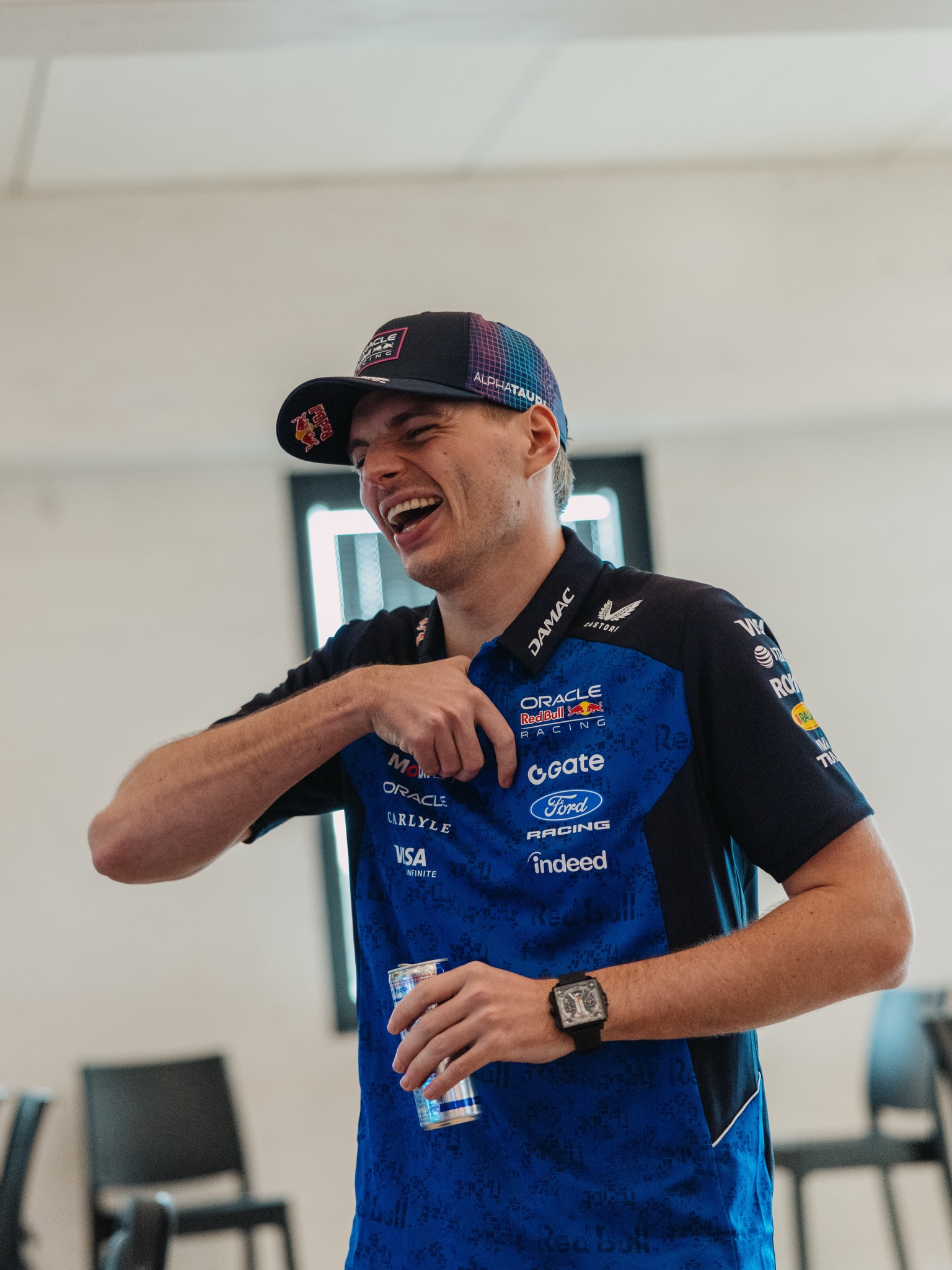 Max Verstappen em evento da TAG Heuer no Principado de Mônaco exibindo o Monaco Split-Seconds personalizado